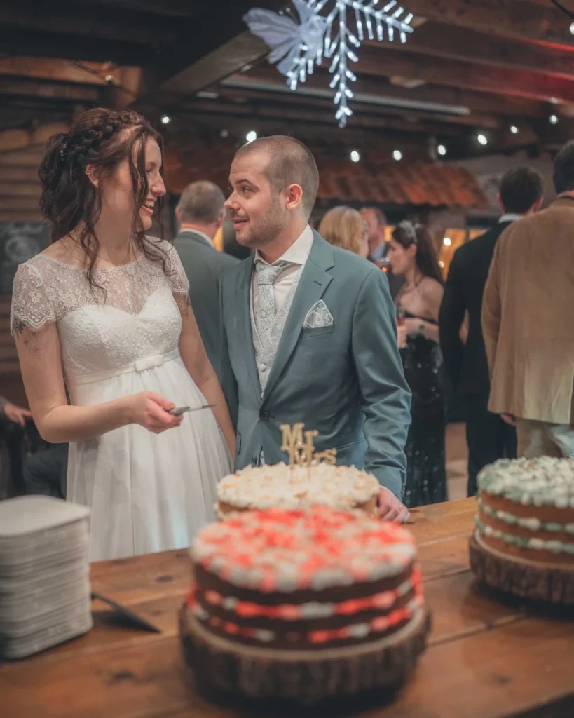 Feikje en Mitch snijden een taart aan op hun bruiloft