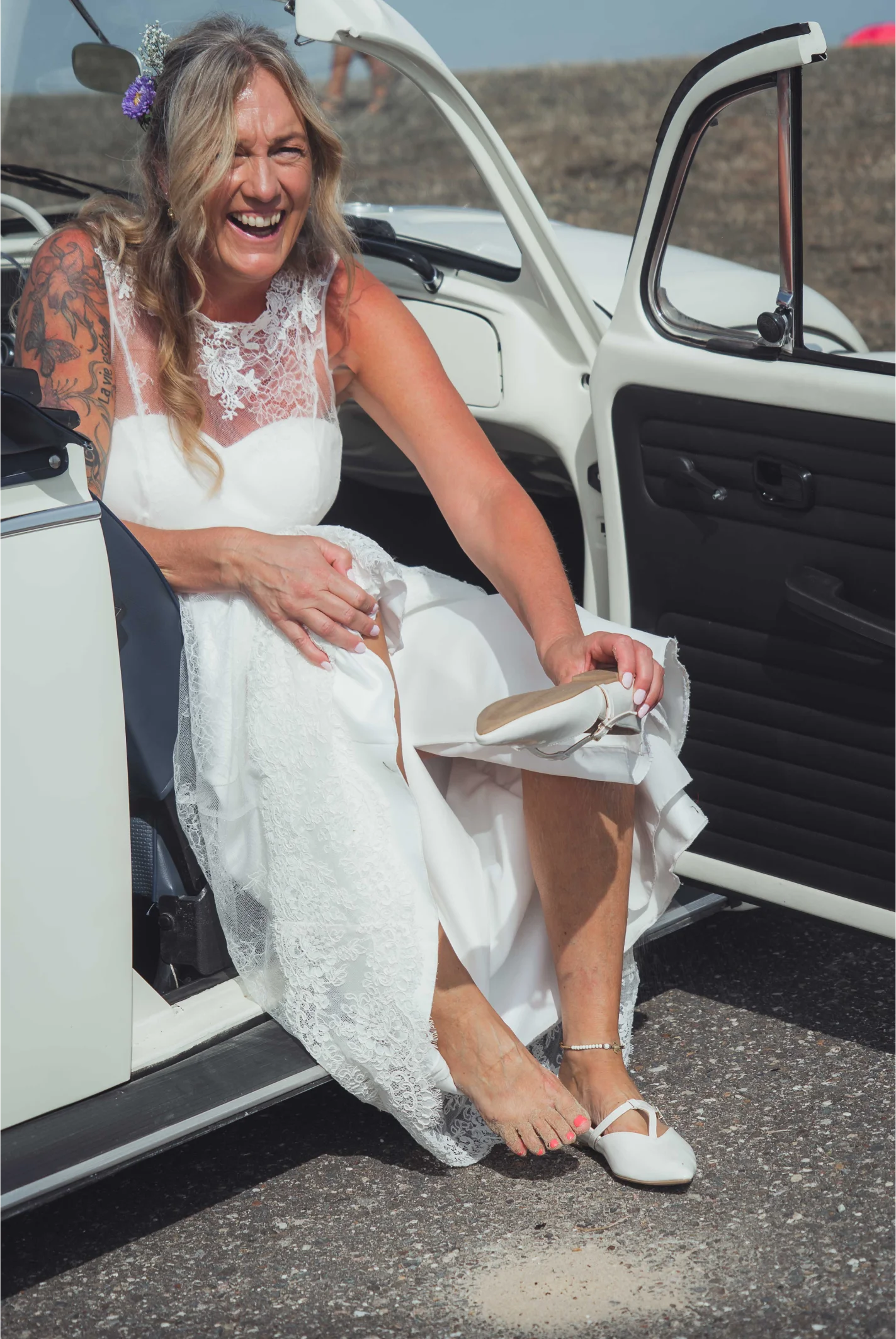 Mevrouw lacht bij trouwfoto vol humor